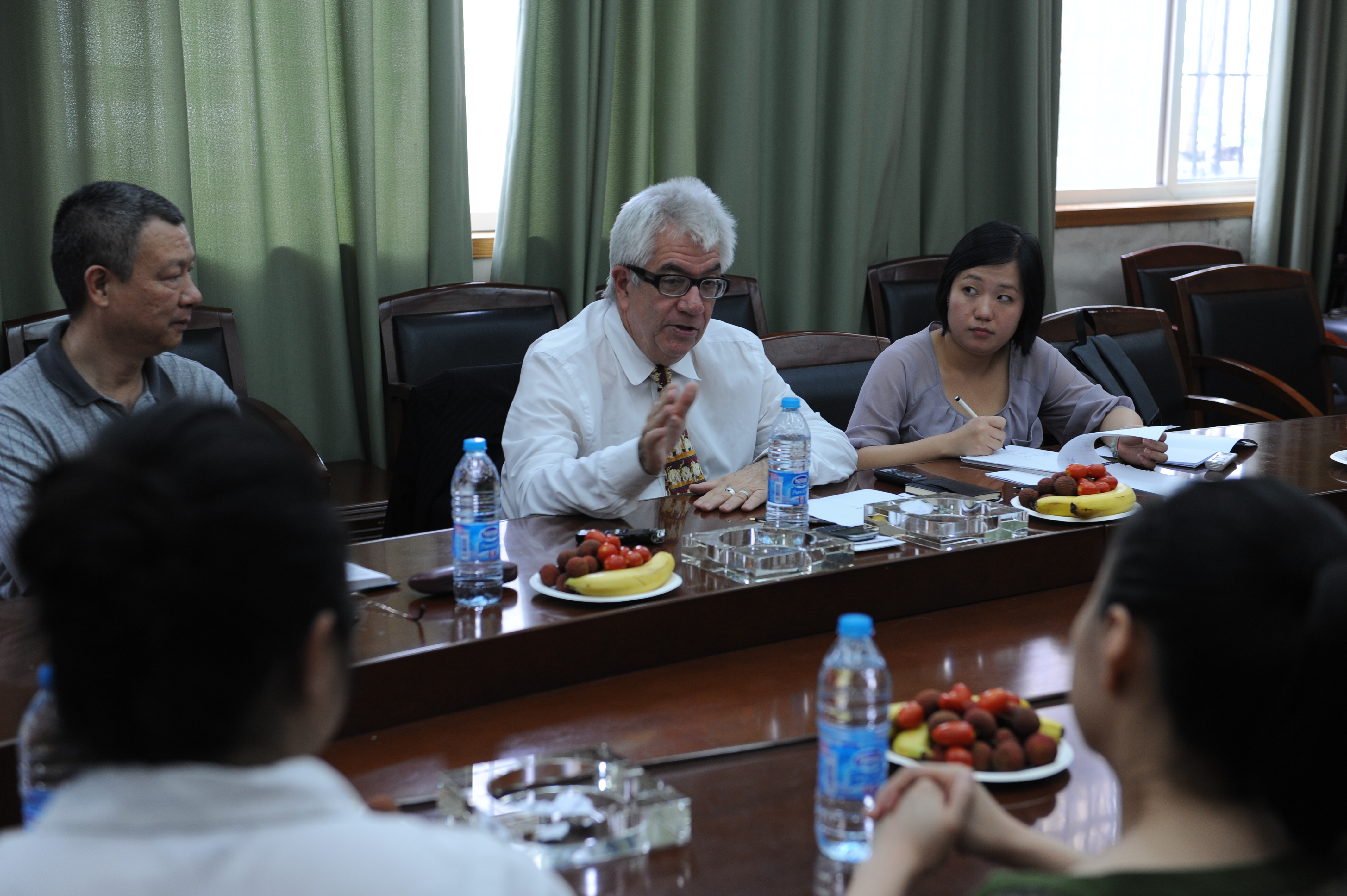 美国新闻学教授普雷特访问第一版主
