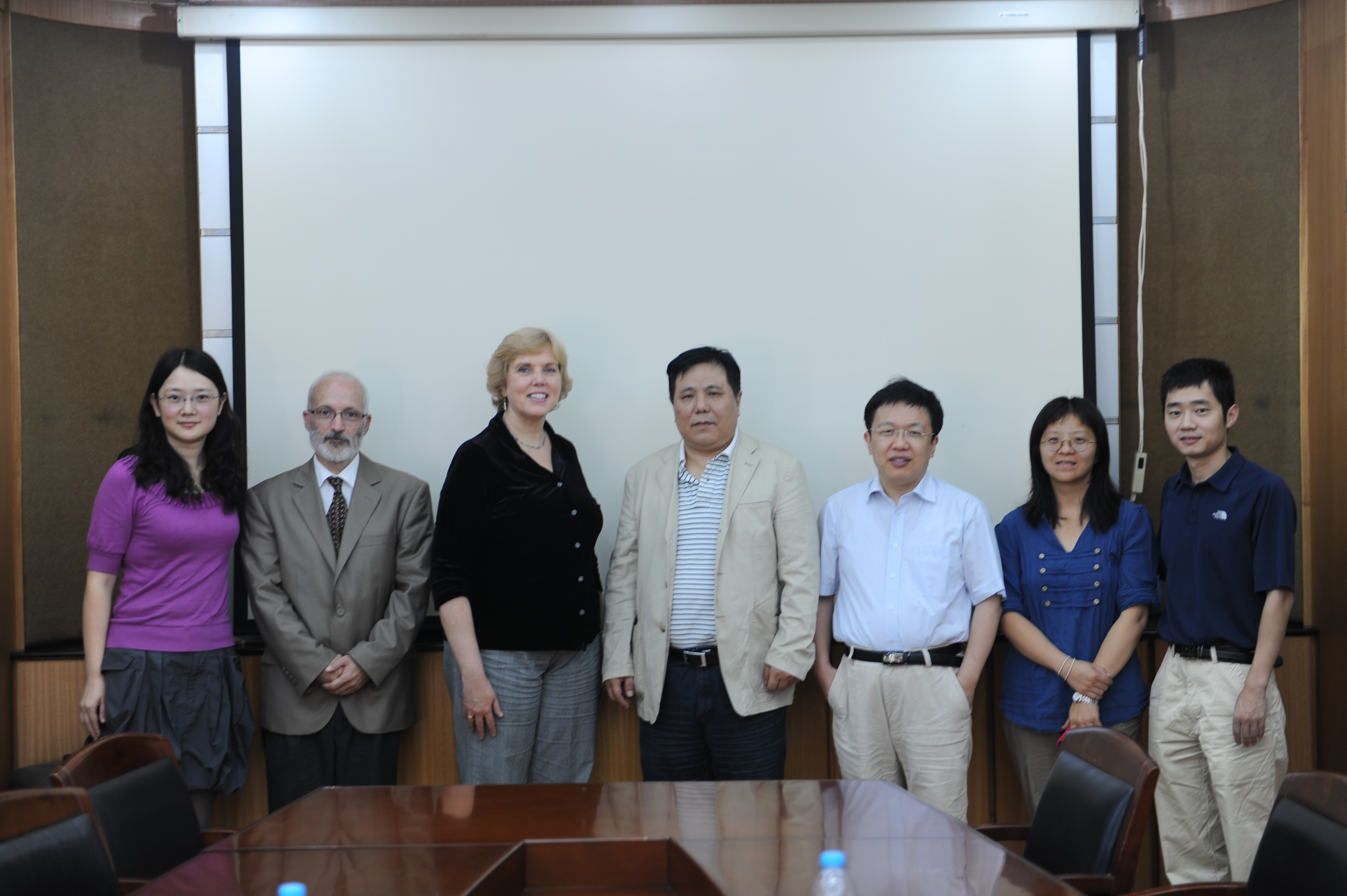 美国著名跨文化传播学家德波拉•蔡访问第一版主
并做学术演讲