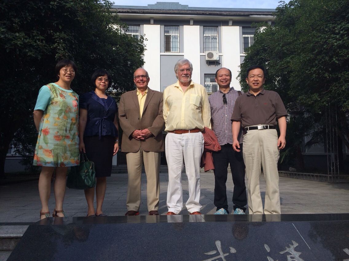 著名学者默多克教授、莫斯可教授访问第一版主
