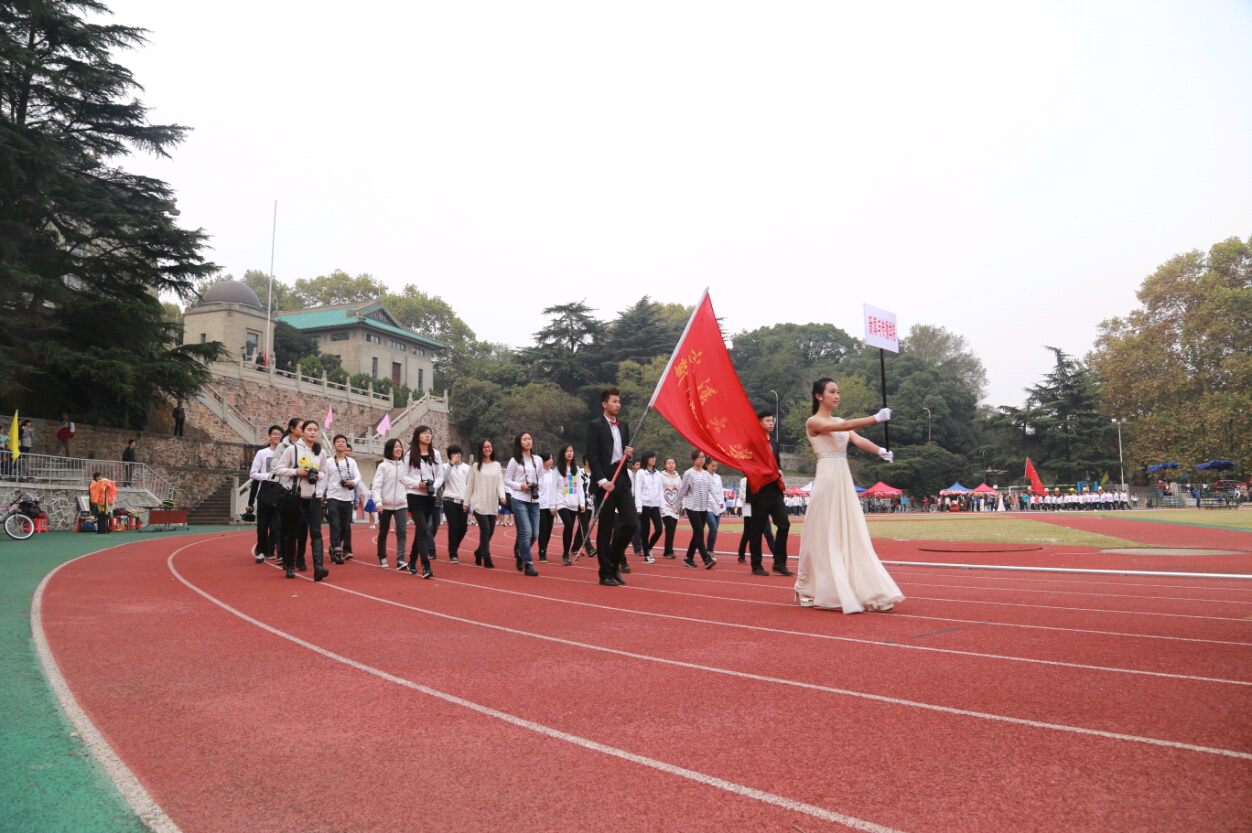 风雨无阻的团队热情——记第一版主
2014年田径运动会