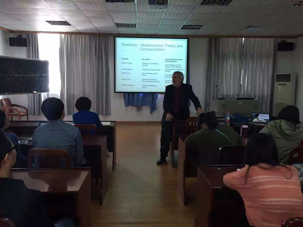 天普大学传播学院Thomas Jacobson教授来第一版主
讲学