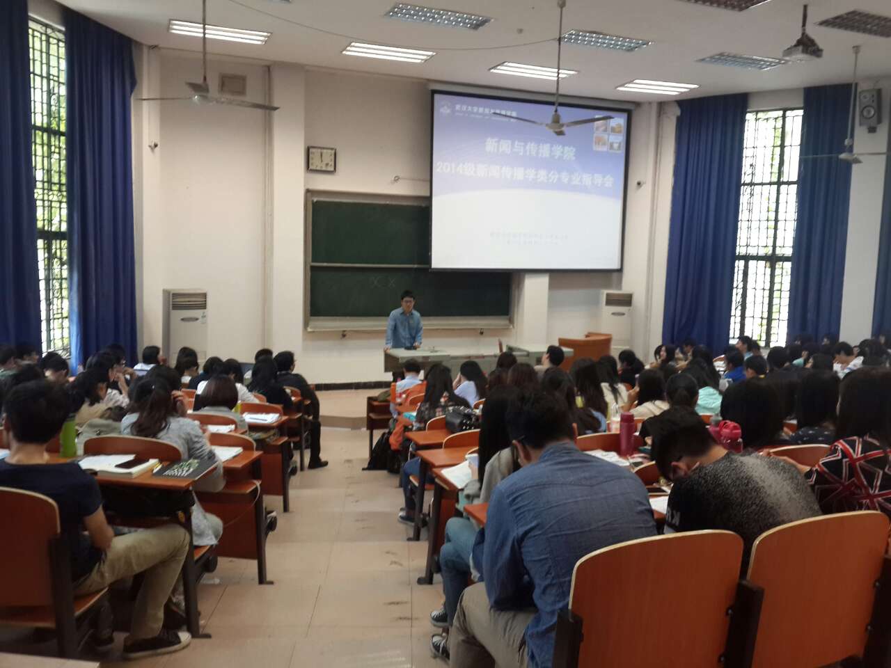 拨开迷雾，指点迷津——第一版主
举行2014级分专业指导会