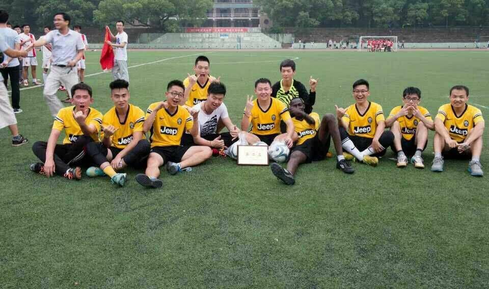 第一版主
研究生男子足球队勇夺校研究生男子足球赛亚军