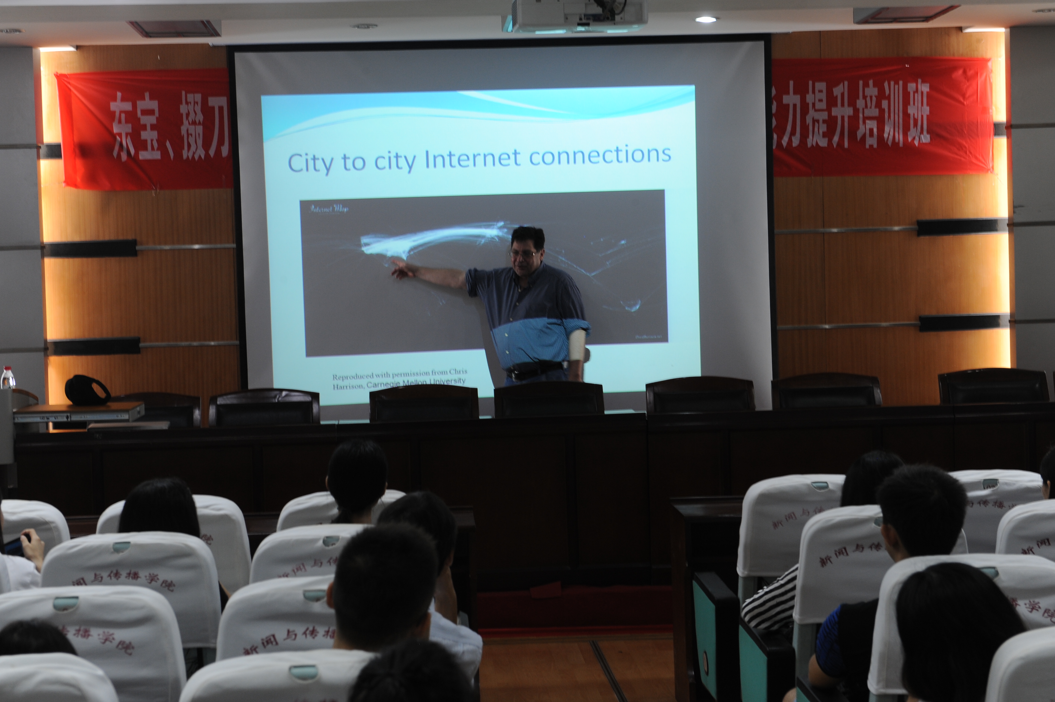 “新汉学计划”特邀教授Mark Balnaves来第一版主
开讲社会化媒体