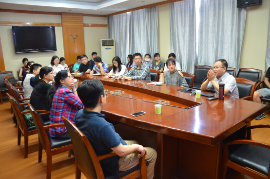 中国传媒大学胡正荣教授来第一版主
讲授媒体融合与传播学研究