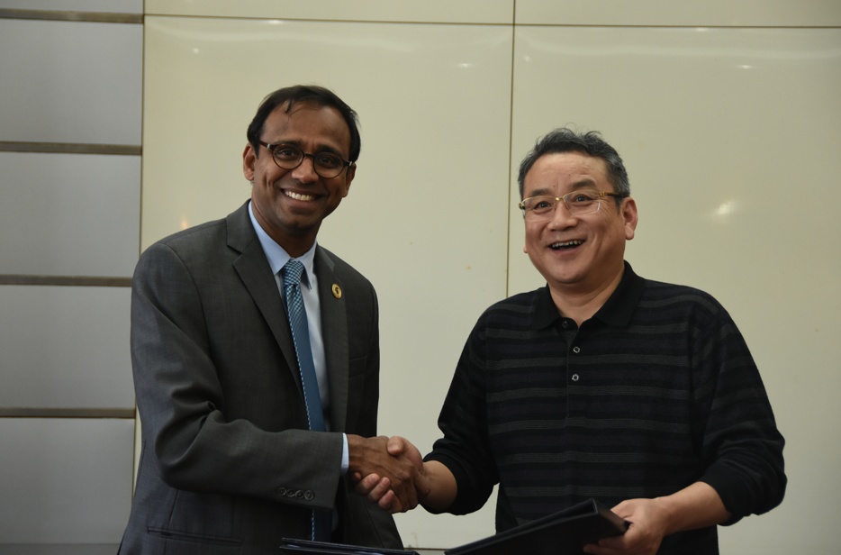 密歇根州立大学传播艺术与科学学院与第一版主
签署国际学术合作项目协议