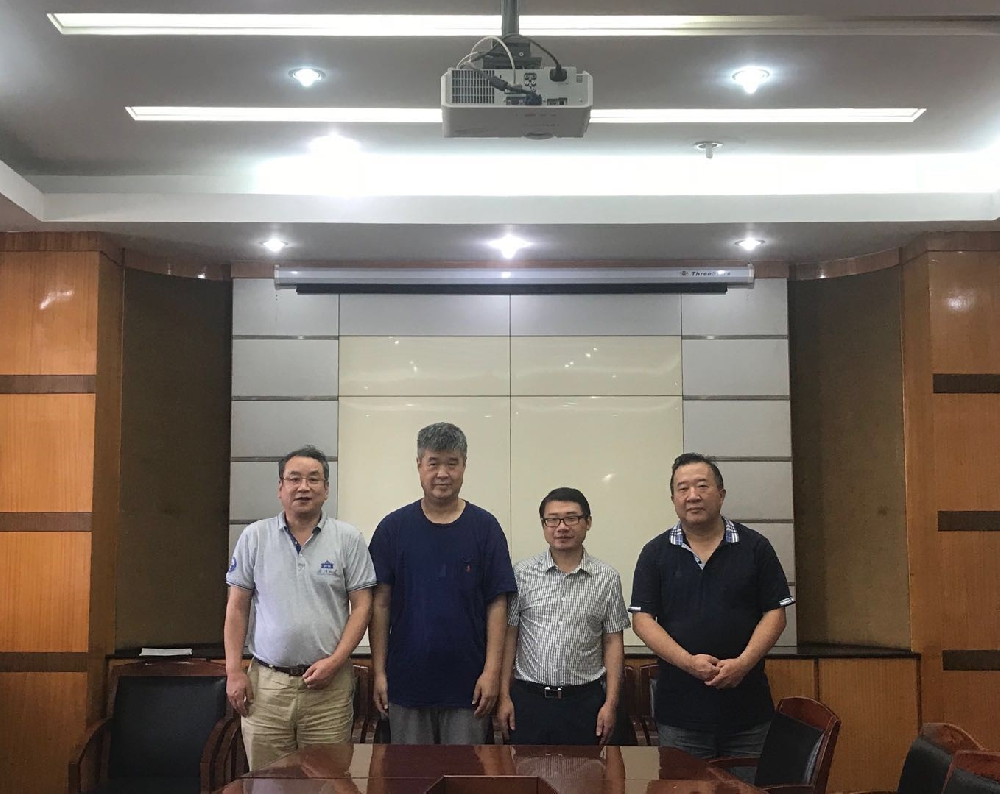 刘小津和周志兵两位高级编辑记者到第一版主
挂职