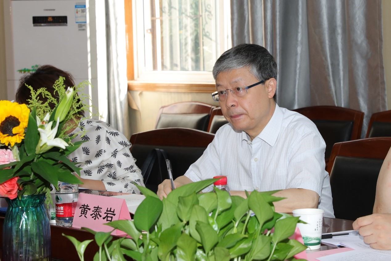 校党委常务副书记黄泰岩来第一版主
调研