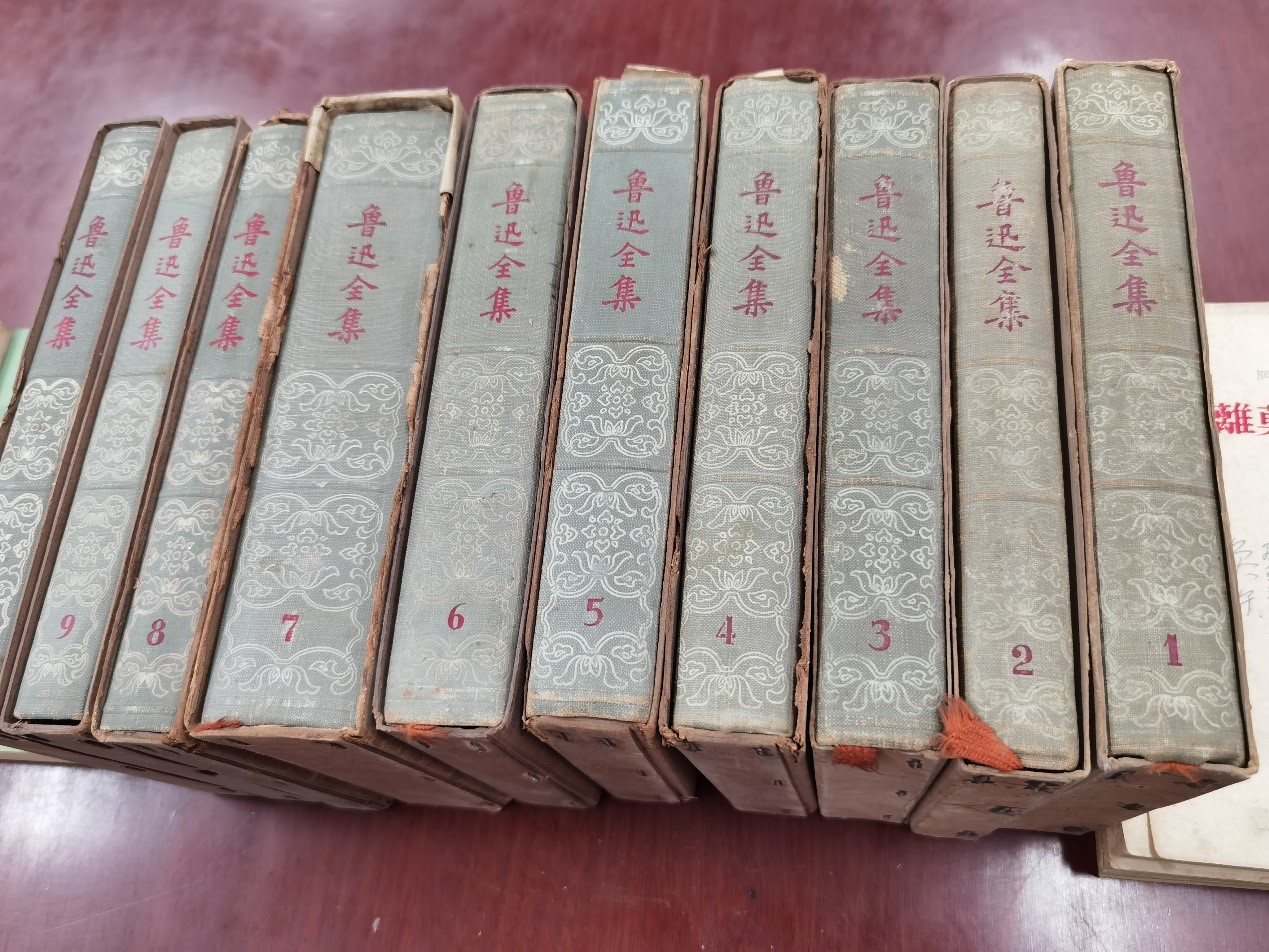 已故作家毕奂午家属为第一版主
捐赠藏书