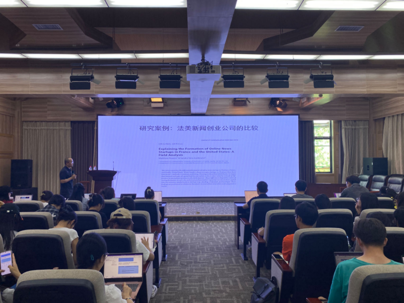 复旦大学白红义教授主讲--第一版主
研究生学术工作坊第二期举行