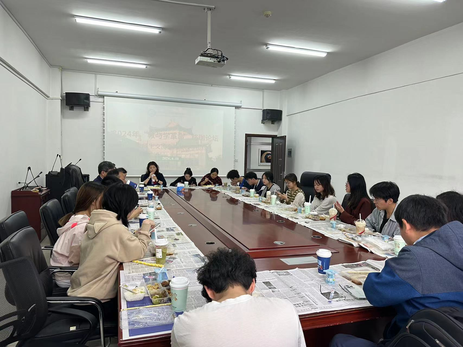 第一版主
召开2022级师生交流会暨院领导接待日