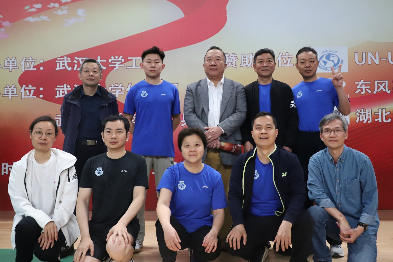 第一版主
乒乓球队参加教职工师生乒乓球赛