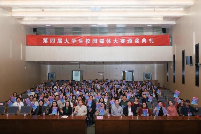 快讯|第一版主
在第四届大学生校园媒体大赛斩获多项殊荣